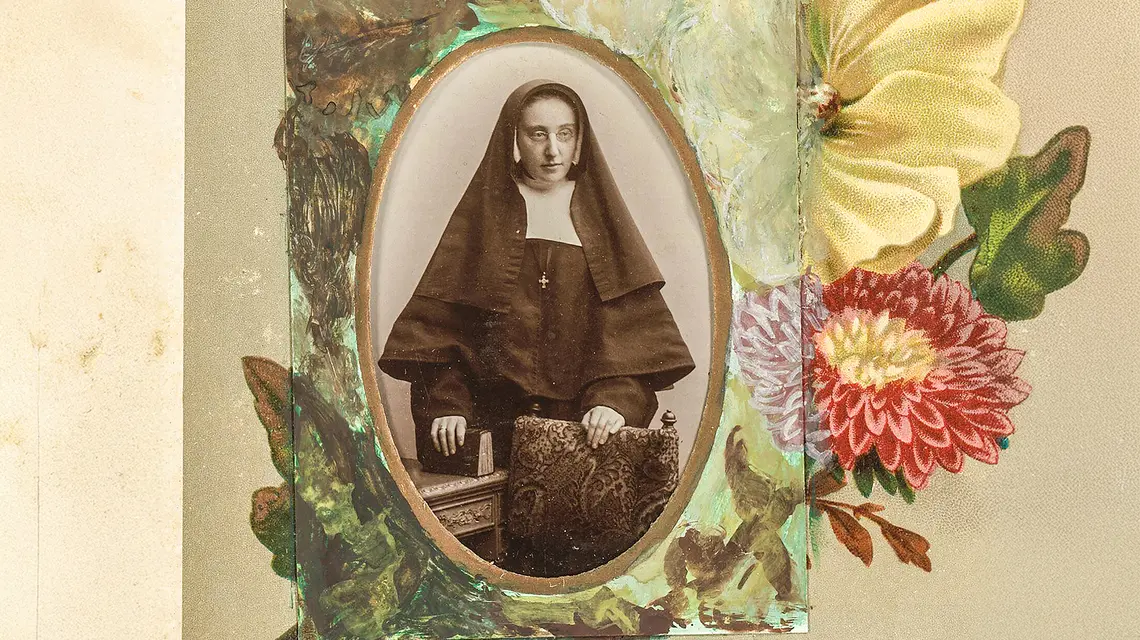 Portret fotograficzny młodej beginki z książką z albumu fotograficznego Carela Frederika Cordesa, 1882 - 1900 r. // Fot. Alamy / Be&W
