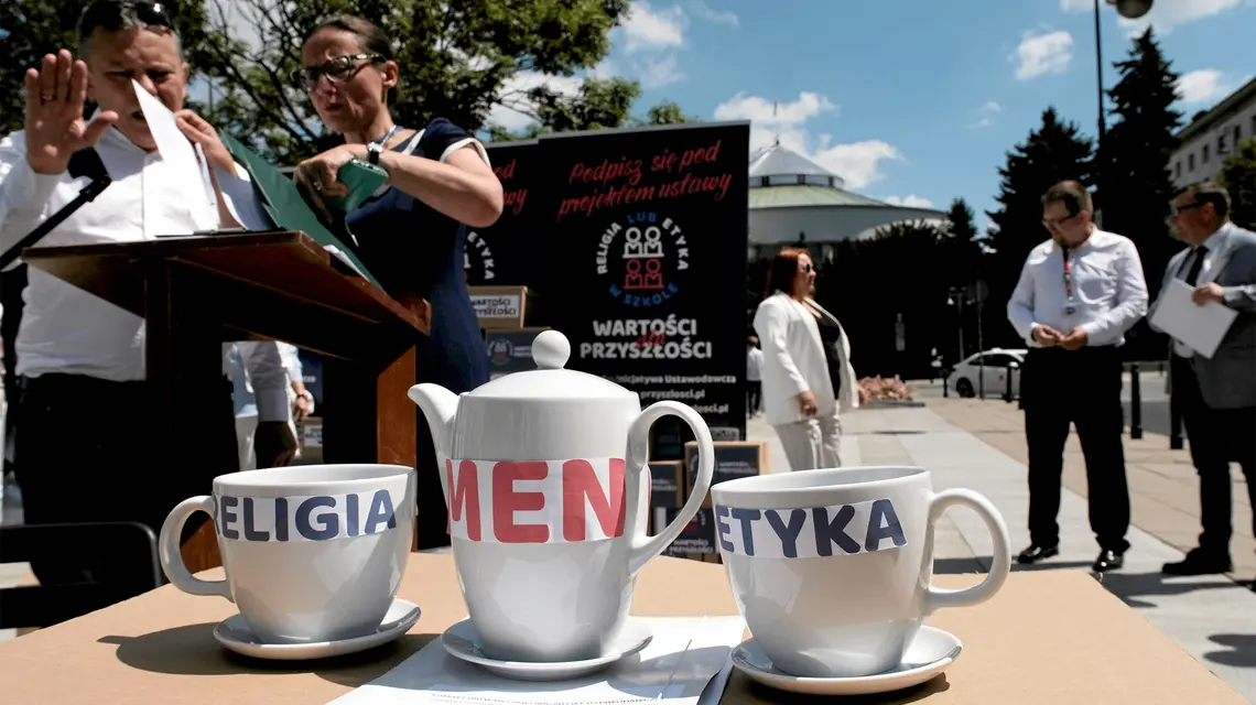 „Tak dla religii i etyki w szkole", finał zbiórki podpisów przed Sejmem Obywatelskiej Inicjatywy Ustawodawczej. Warszawa, 26 czerwca 2025 r. // Fot. Sławomir Kamiński / Agencja Wyborcza.pl