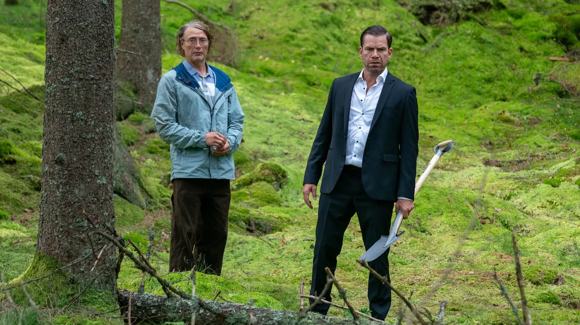 Mads Mikkelsen i Nikolaj Lie Kaas w filmie „Ostatni wiking”, reż. Anders Thomas Jensen, 2025 r. // Materiały prasowe Apple TV+