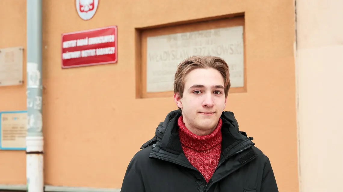 Paweł Mrozek przed siedzibą Instytutu Badań Edukacyjnych. Warszawa, 10 lutego 2026 r. // Fot. Mateusz Grochocki / East News