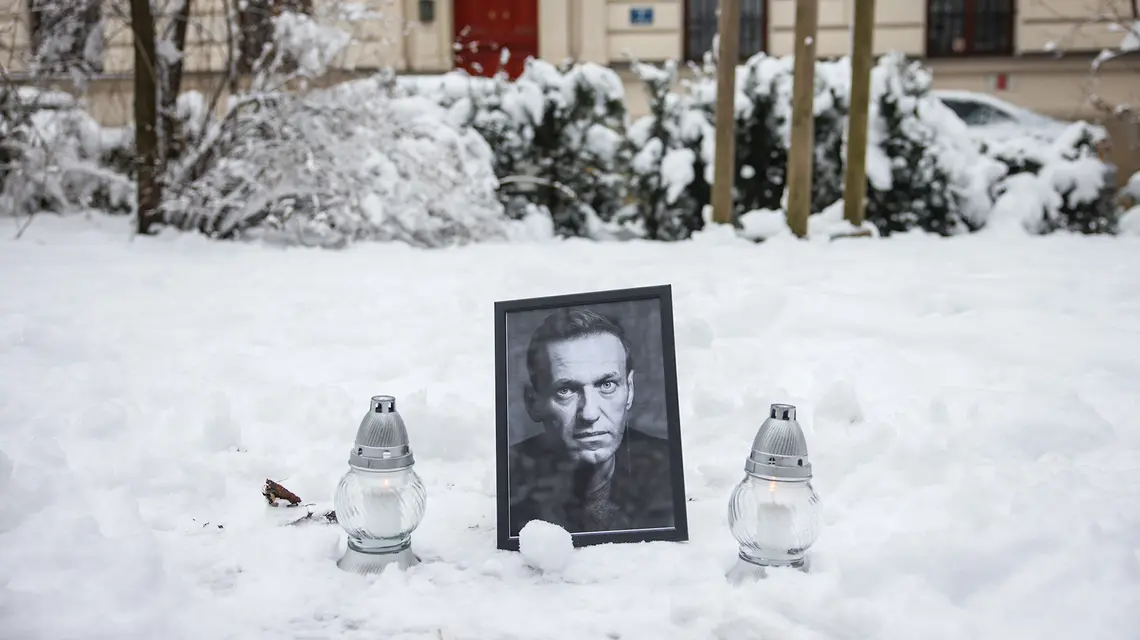 W drugą rocznicę śmierci Aleksieja Nawalnego przed byłym Konsulatem Generalnym Rosji zapalono znicze. Kraków, 15 lutego 2026 r. // Fot. Beata Zawrzel / Reporter