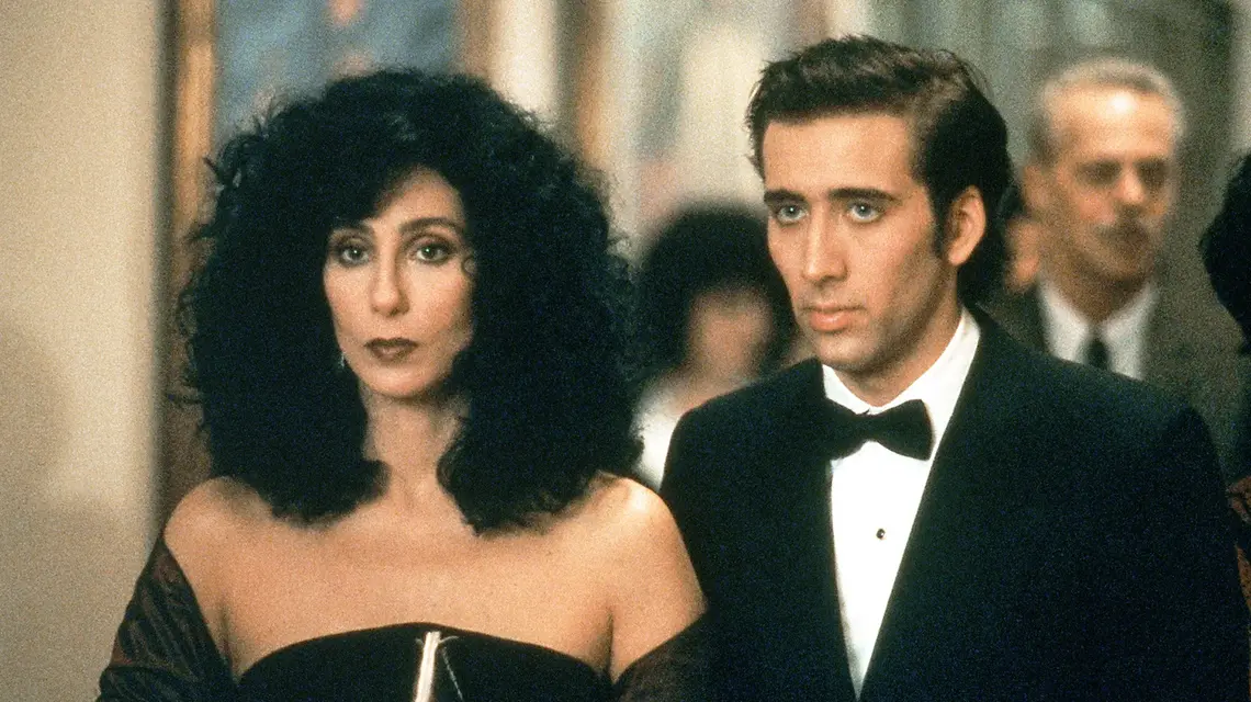 Cher i Nicolas Cage w filmie "Wpływ księżyca", rez. Norman Jewison, 1987 r. // materiały prasowe Amazone Prime