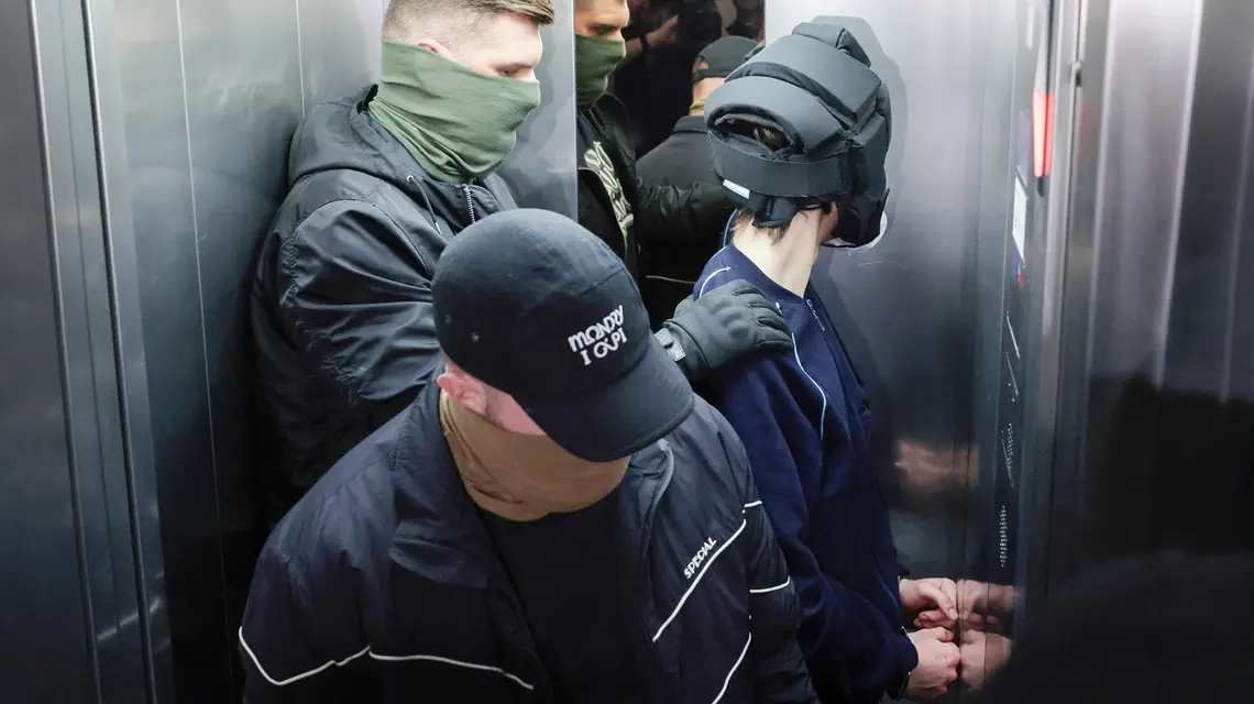 Konwój Mieszka R. na posiedzenie aresztowe w sądzie rejonowym Warszawa-Śródmieście. 9 maja 2025 r. // Fot. Dawid Żuchowicz / Agencja Wyborcza.pl