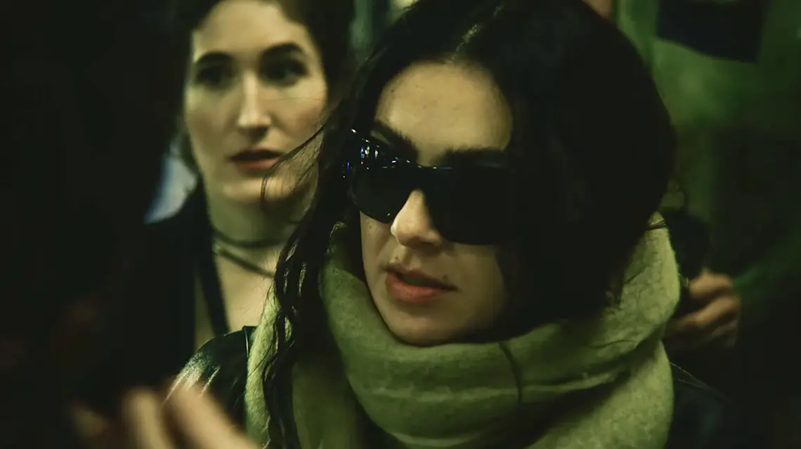 Charli XCX w filmie "The Moment", rez. Aidan Zamiri // materiały prasowe A24