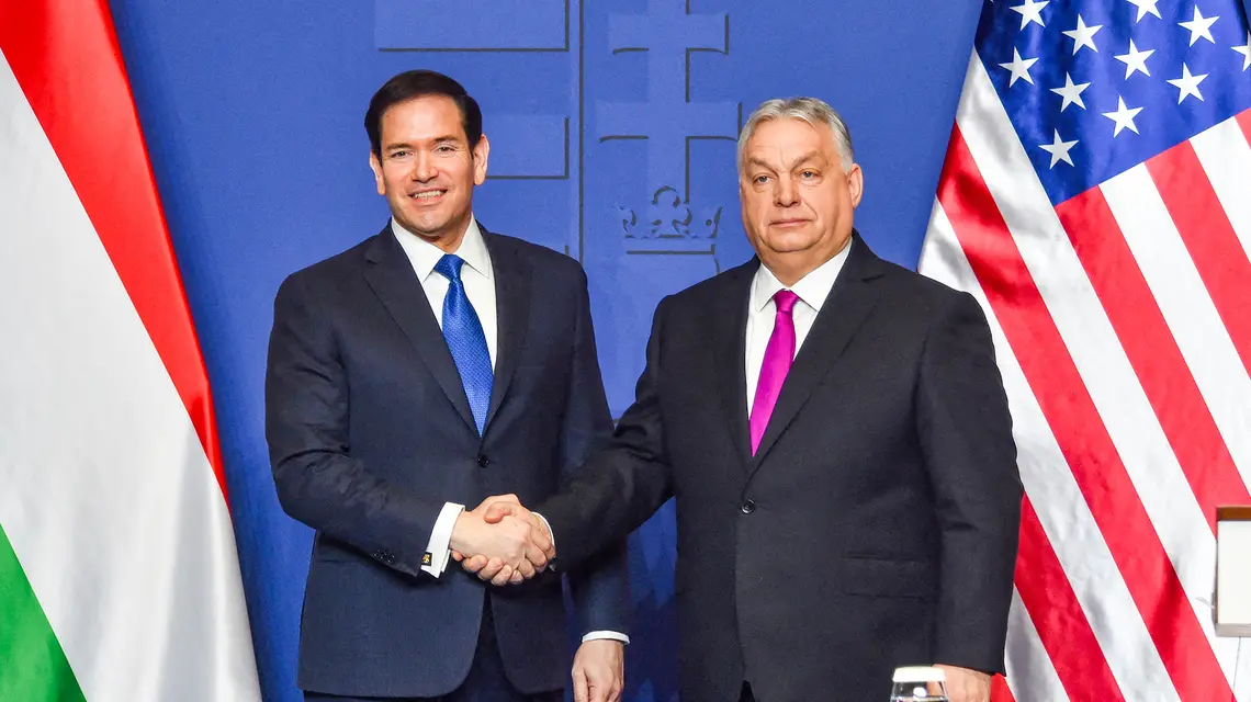 Sekretasz Stanu USA Marco Rubio i premier Viktor Orbán na konferencji prsasowej. Budapeszt, 16 lutego 2026 r. // Fot. Balint Szentgallay / NurPhoto / AFP / East News 