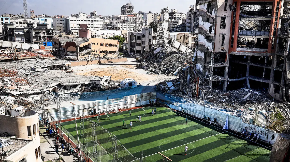 Mecz z udziałem Palestyńczyków, którzy stracili ręce lub nogi w wyniku izraelskich nalotów. Utworzyli oni drużynę piłkarską o nazwie „Gaza Azim Team”. Strefa Gazy, 11 lutego 2026 r. // Fot. Saeed M. M. T. Jaras / Anadolu / AFP / East News
