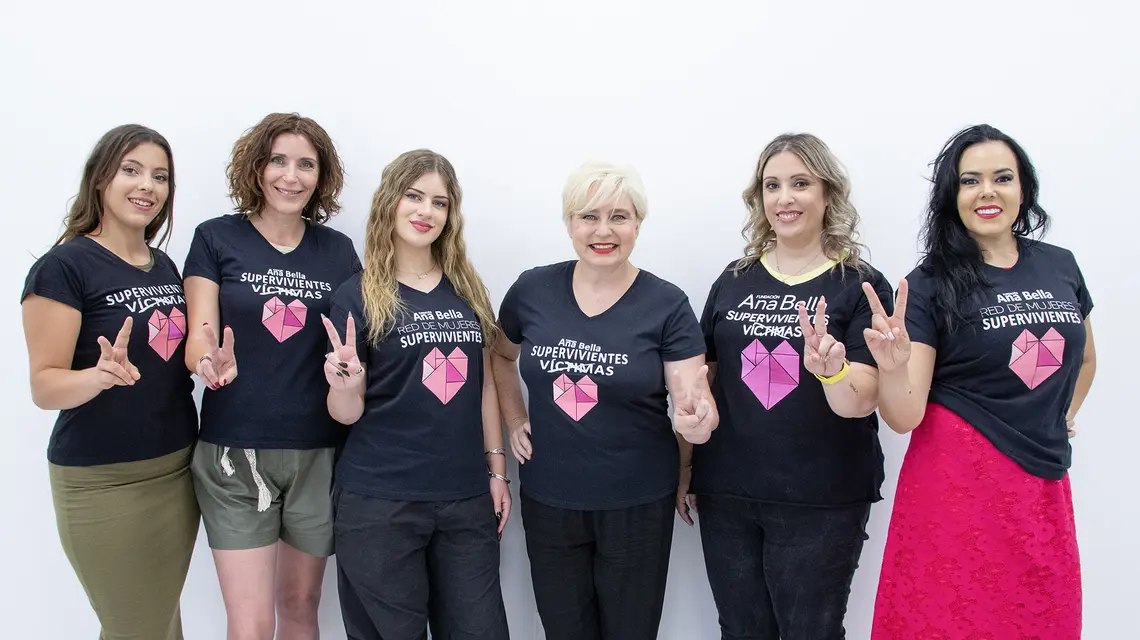 Przez 20 lat istnienia fundacja Any Belli pomogła tysiącom kobiet. Ana Bella (blondynka w środku) wraz z innymi ocalałymi kobietami prowadzi szkolenia i warsztaty. // Fot. Adrian Cuesta
