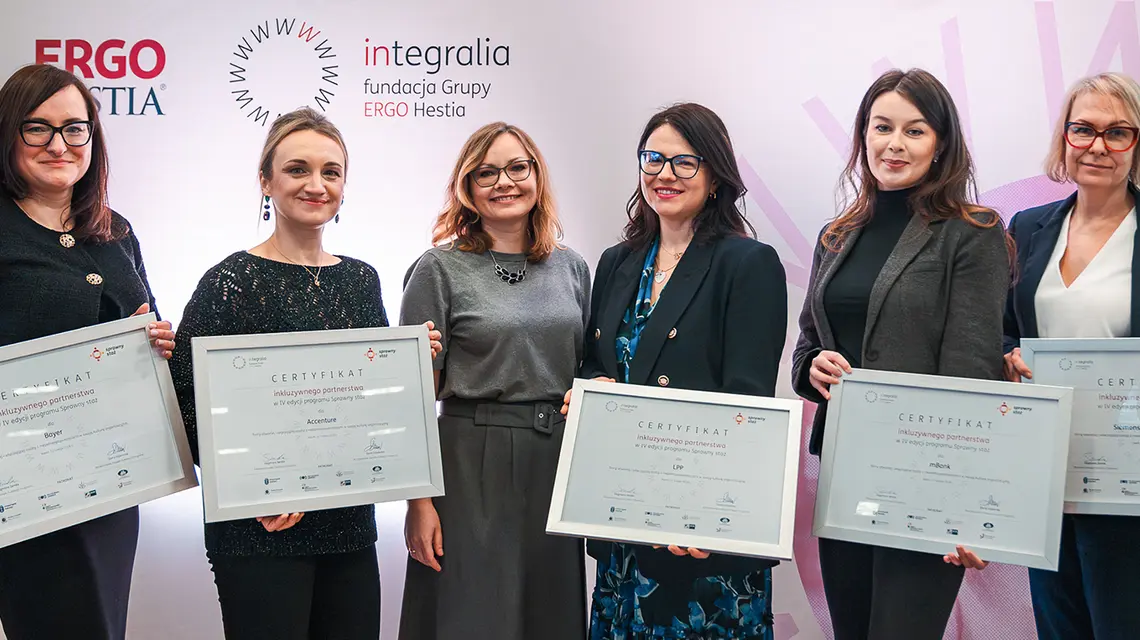Przedstawicielki firm biorących udział w programie Fundacji Integralia „Sprawny Staż” odebrały specjalne certyfikaty. Od lewej: Aleksandra Jóźwiak-Bosy, Bayer; Magdalena Galant-Bielecka, Accenture Poland; Agnieszka Zborowska, Fundacja Grupy ERGO Hestia Integralia; Małgorzata Chrzanowska-Rokacz, LPP; Natalia Feliga, mBank; Magdalena Moszkowska, Siemens Healthineers, Sopot, 12 lutego 2026 r. // Materiały prasowe Fundacji Grupy ERGO Hestia 