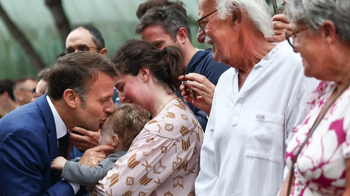 „Nowe zbrojenia demograficzne” – tak Emmanuel Macron określa rządowe plany wsparcia dla rodziców. Na zdjęciu: prezydent Francji wśród swoich zwolenników podczas wyborów w czerwcu 2024 r. // Fot. Yara Nardi / AFP / East News