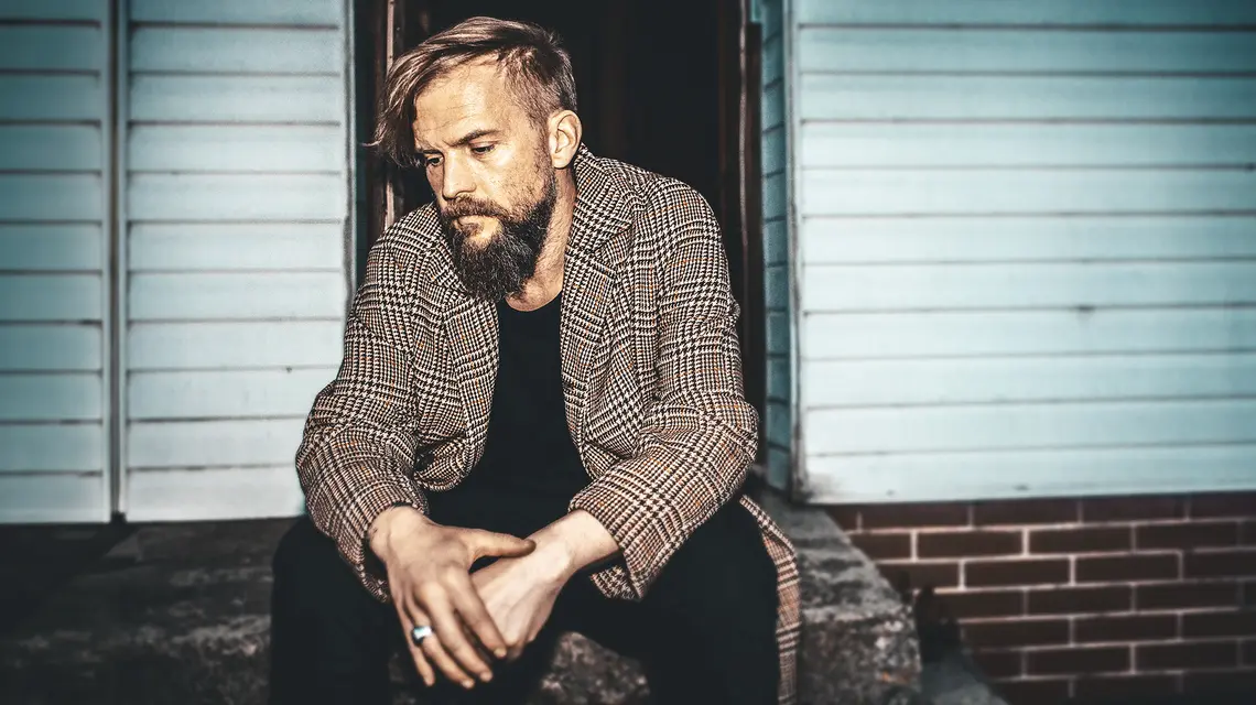 Tomasz Organek w opuszczonym już rodzinnym domu w Raczkach // Fot. Marta Kacprzak