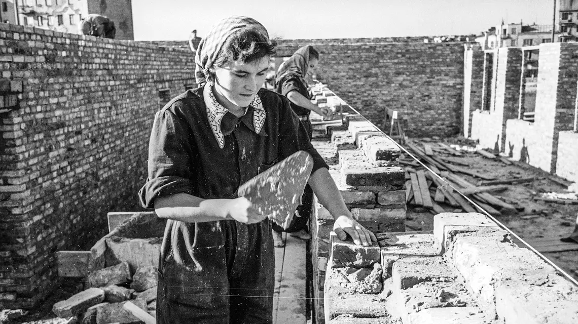 Kobieca brygada budowlana na zdjęciach dla czasopisma „Przyjaciółka”, 1949 r. // Fot. WAF / NAC 