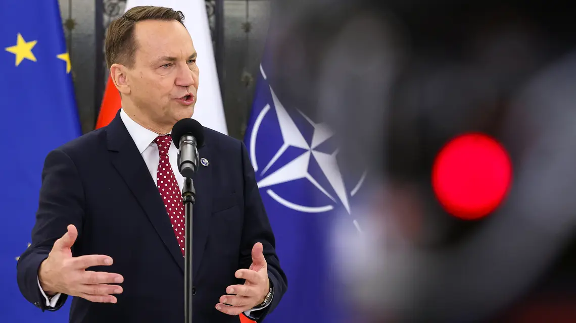 Minister spraw zagranicznych Radosław Sikorski na konferencji prasowej w Sejmie po wygłoszeniu exposé. Warszawa, 26 lutego 2026 r. // Fot. Albert Zawada / PAP 