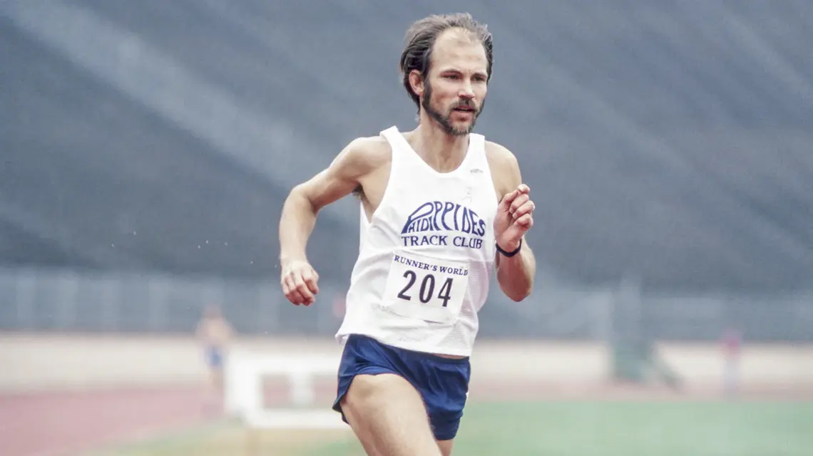 Jeff Galloway w biegu na 15 kilometrów na stadionie Stanford w Palo Alto w Kalifornii, styczeń 1980 r. // Fot. David Madison / Getty Images