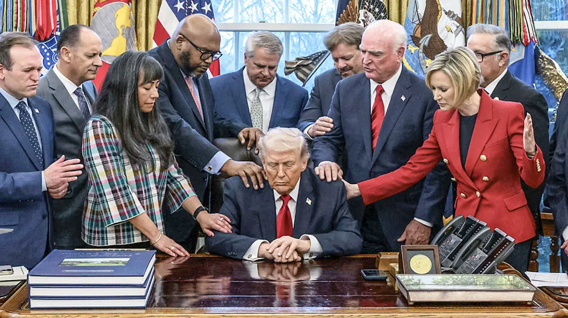 Członkowie Biura ds. Wyznań Religijnych Białego Domu modlą się nad prezydentem Donaldem Trumpem w Gabinecie Owalnym, Waszyngton, 7 marca 2026 r. // Fot. Molly Riley / White House / Zuma Press / Forum 