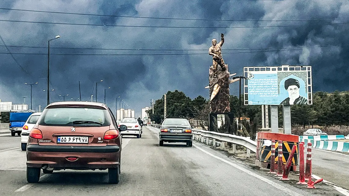 Toksyczne dymy nad stolicą Iranu po izraelskim nalocie na rafinerie i magazyny paliw, położone na obrzeżach Teheranu. 8 marca 2026 r. // Fot. AFP / East News