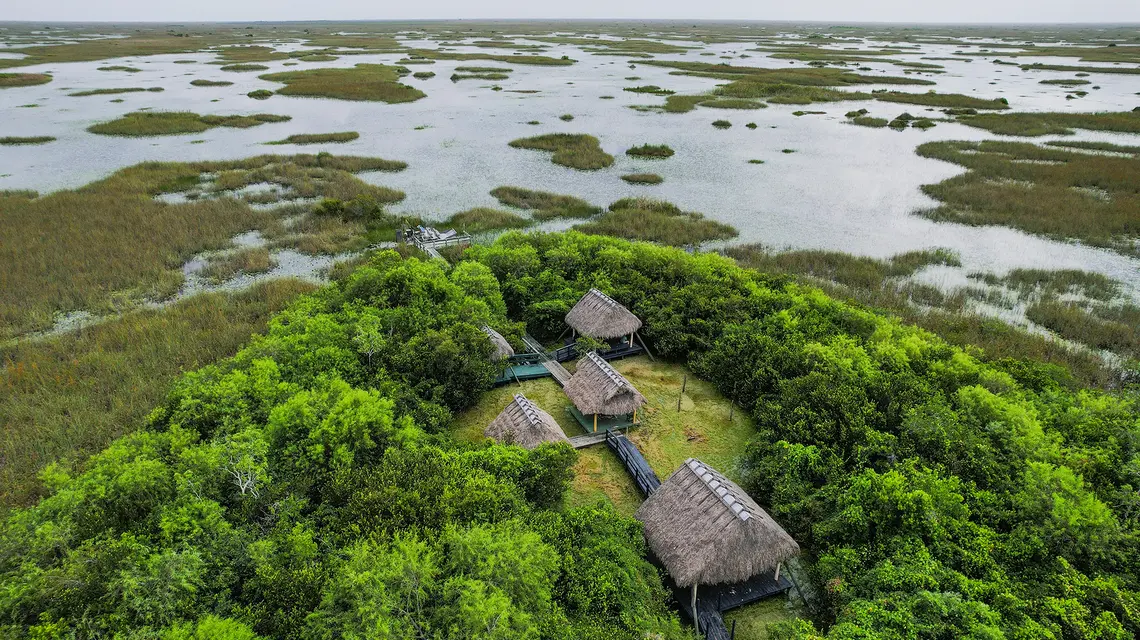 Wioska na bagnach Everglades w rezerwacie Indian Miccosukee na Florydzie. Rice Island, lipiec 2024 r. // Fot. Rebecca Blackwell / AP / East News