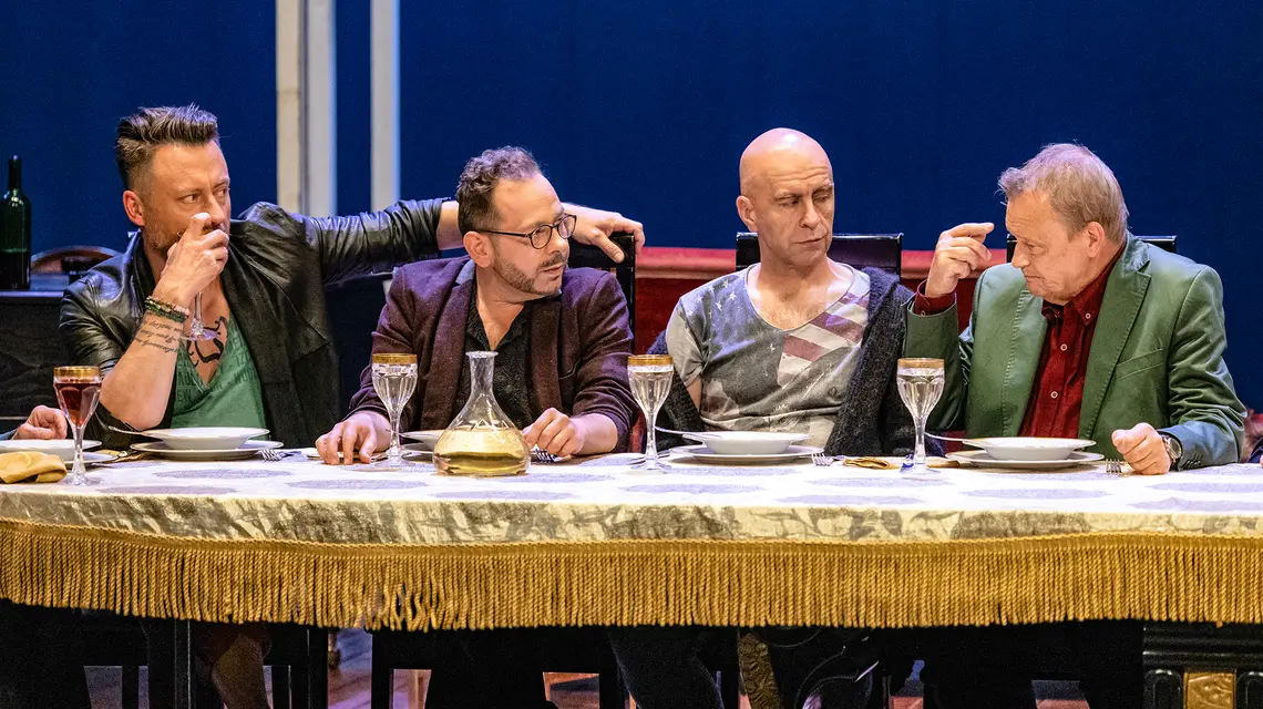 Adam Szczyszczaj, Michał Opaliński, Andrzej Szeremeta, Jan Frycz w spektaklu „Wycinka”, reż. Krystian Lupa. Teatr Telewizji 2025 // Fot. Arsen Petrovych / TVP 