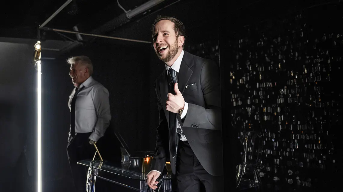 Peter Ondrejička w spektaklu „Threeema" w bratysławskim teatrze Divadlo bez Masky, opowiadający o władzy, korupcji, zakulisowych decyzjach i ciemnej naturze człowieka. // Fot. Bara Podola