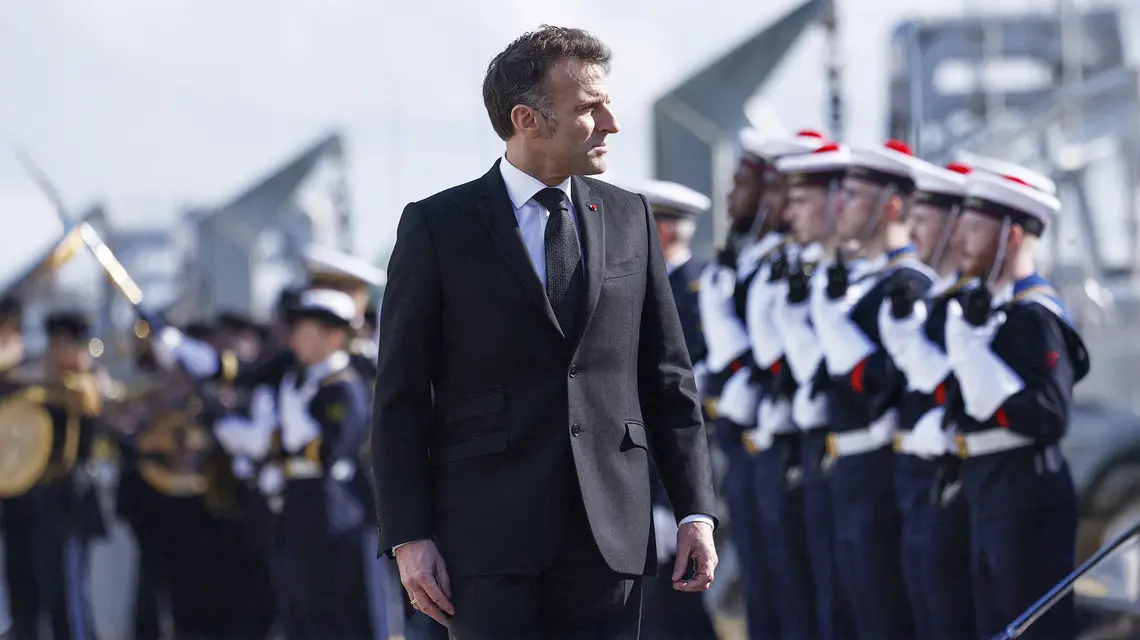 Prezydent Francji Emmanuel Macron podczas wizyty w bazie okrętów podwodnych na wyspie Ile Longue. Francja, 2 marca 2026 r. // Fot. Yoan Valat / AFP / East News