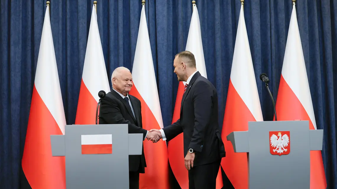 Prezydent RP Karol Nawrocki i prezes NBP Adam Glapiński podczas wspólnego oświadczenia w sprawie alternatywy dla programu SAFE. Warszawa, 4 marca 2026 r. // Fot. Sławomir Kamiński / Agencja Wyborcza.pl