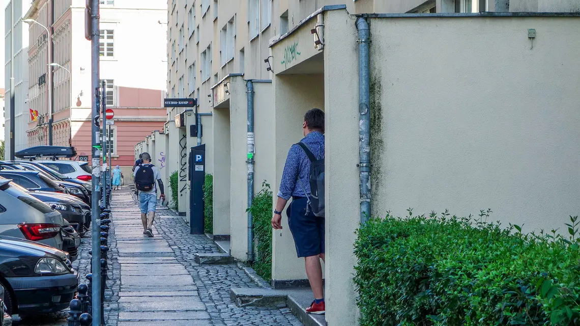 Niektórzy pośrednicy zrobią wszystko, by ukryć wady mieszkania i tym samym zawyżyć cenę. Od tego zależy ich prowizja // Fot. Piotr Kamionka / REPORTER