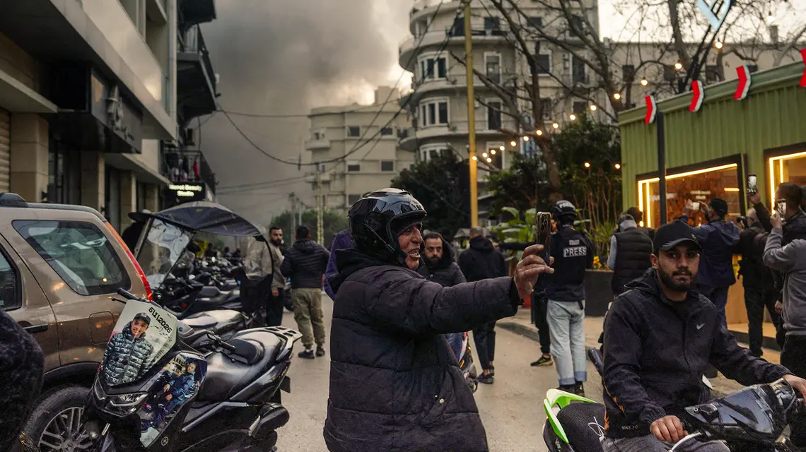 Izraelskie ataki na centrum Bejrutu, w dzielnicy Bachoura. Liban, 12 marca 2026 r. // Fot. Fiora Garenzi / Hans Lucas/ AFP / East News