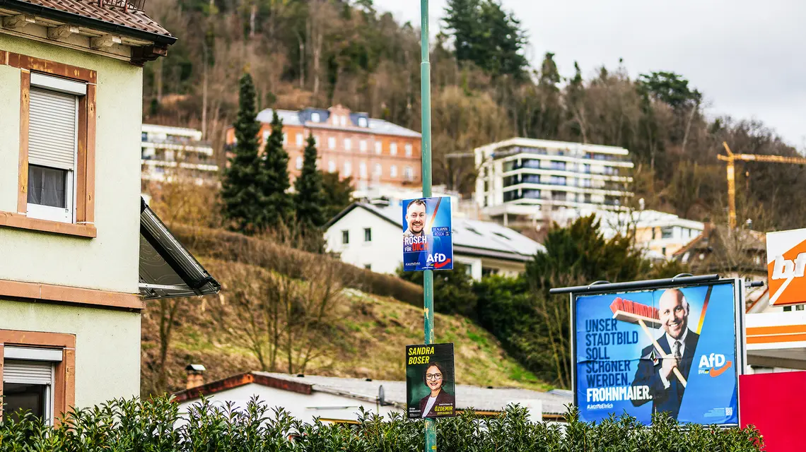 „Nasze ulice powinny być piękne” (czytaj: wolne od brudasów) – plakat Markusa Frohnmaiera, lidera AfD w wyborach landowych w Badenii-Wirtembergii, które odbyły się 8 marca. Na zdjęciu miasteczko Lahr koło Fryburga, gdzie AfD dostała 30 proc. głosów – o jedną trzecią więcej niż w całym tym landzie. // Fot. Philipp von Ditfurth / DPA / PAP