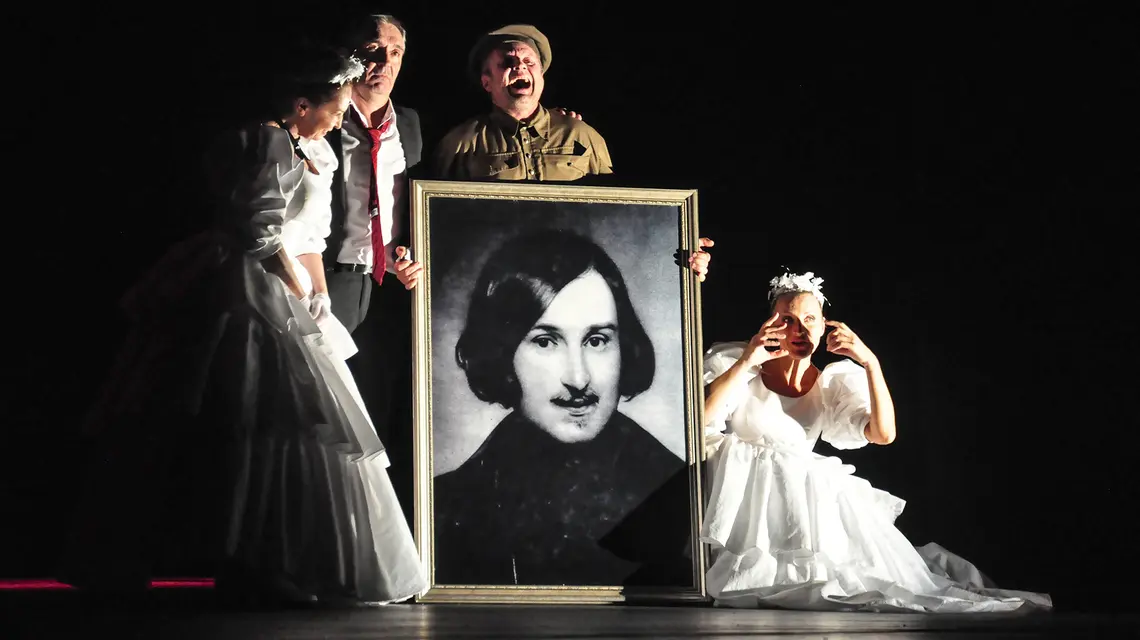 Przedstawienie „Incognito” Omskiego Teatru Dramatycznego na podstawie „Rewizora” Nikołaja Gogola, 2018 r. // Fot. Gerarus / CC-BY-SA-4.0