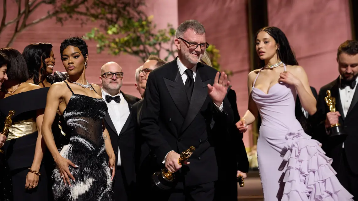 Teyana Taylor, Paul Thomas Anderson i Chase Infiniti z Oscarem za najlepszy film "Jedna bitwa po drugiej". Los Angeles, 15 marca 2026 r. // Fot. Dana Pleasant / Grosby Group / East News