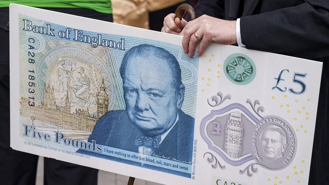 Winston Churchill, premier z czasu II wojny światowej i jedna z najbardziej popularnych postaci brytyjskiej historii, na pięciofuntowym banknocie; obok podobizna króla Karola III. // Fot. Richard Baker / In Pictures / Getty Images