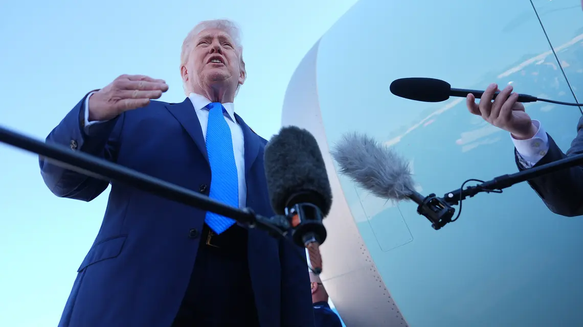 Donald Trump podczas konferencji prasowej przed wejściem na poklad Air Force One. Palm Beach, 23 marca 2026 r. // Fot. Mark Schiefelbein / AP / East News