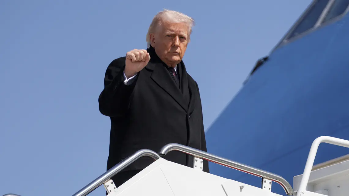 Prezydent Donald Trump przed wejściem na pokład Air Force One. Maryland, Stany Zjednoczone. 18 marca 2026 r. // Fot. Alex Wong / Getty Images