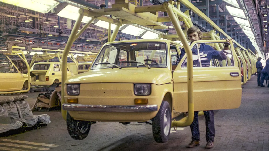 Fabryka Samochodów Małolitrażowych, produkcja Polskiego Fiata 126p. Bielsko-Biała, listopad 1973 r. // Fot. Janusz Rosikoń / PAP 