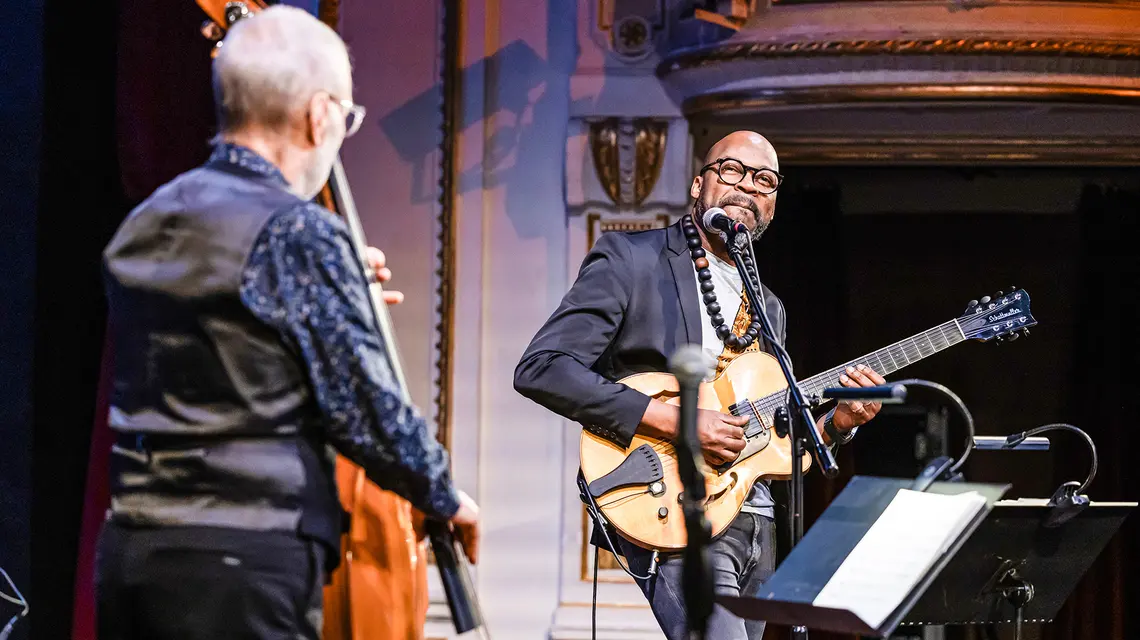 Dave Holland i Lionel Loueke. 28 na Bielskej Zadymce Jazzowaej– Orlen Jazz Festiwal, 19 marca 2026 r. // Fot. Paweł Sowa / Wydział Prasowy UMBB