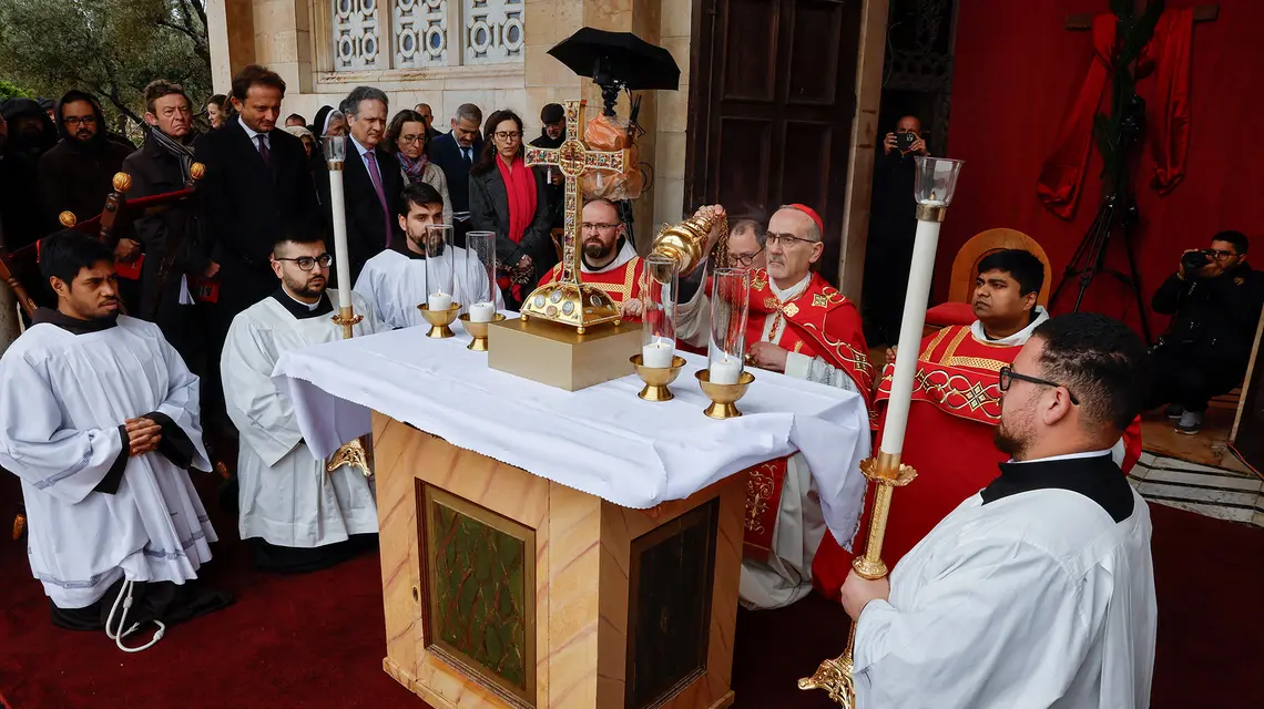 Kard. Pierbattista Pizzaballa, łaciński patriarcha Jerozolimy, przewodniczy liturgii Niedzieli Palmowej w Bazylice Wszystkich Narodów w Getsemani po odwołaniu mszy w Bazylice Grobu Pańskiego. Jerozolima, 29 marca 2026 r. // Fot. Ammar Awad / Reuters / Forum