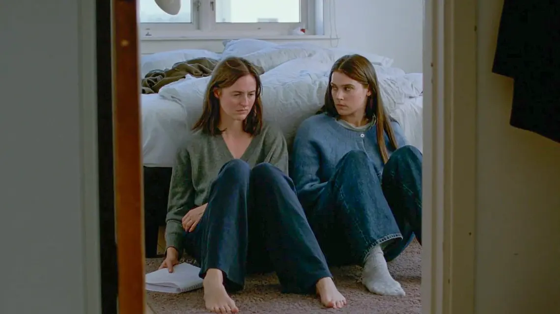 Renate Reinsve jako Nora Borg i Inga Ibsdotter Lilleaas - Agnes Borg w filmie „Wartość sentymentalna” // M2 Films