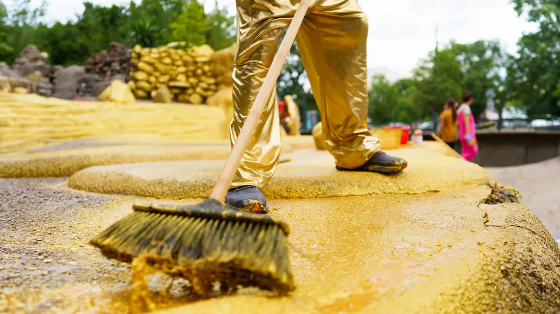 Instalacja Pawła Althamera „Złota Wyspa”, dawny wybieg dla niedźwiedzi przy warszawskim ZOO został pomalowany na złoto, sierpień 2023 r. // Fot. Jakub Celej / materiały prasowe Muzeum Warszawy 