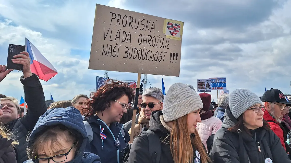 „Prorosyjski rząd zagraża naszej przyszłości” – wielu demonstrantów przyniosło transparenty domowej roboty. Praga, 21 marca 2026 r. // Fot. Martyna Wasiuta