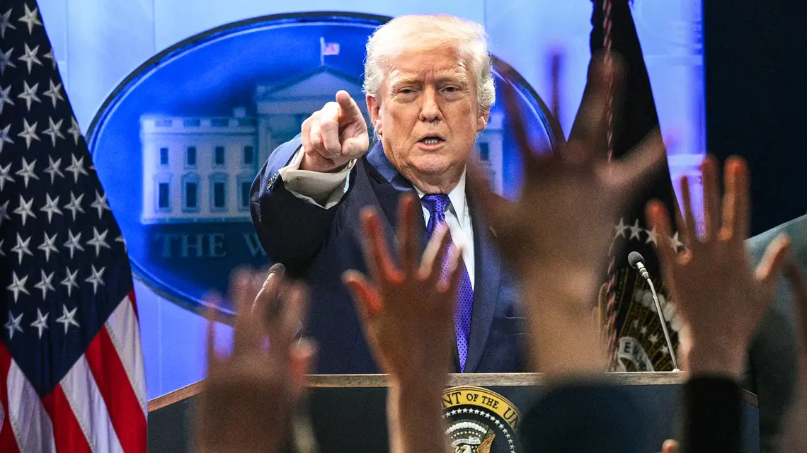Donald Trump podczas konferencji prasowej w Białym Domu. Waszyngton, 20 lutego 2026 r. // Fot. Mandel Ngan / AFP / East News