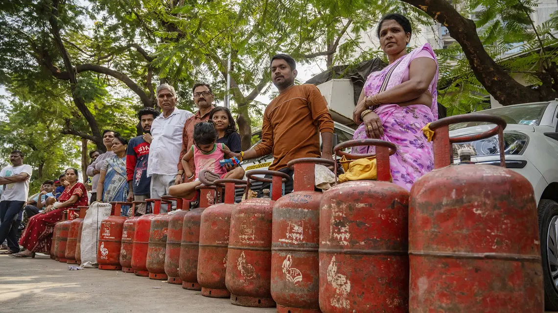 Konflikt irańsko-amerykański doprowadził do kryzysu w dostawie gazu LPG. Na zdjęciu mieszkańcu Mombaju w Indiach oczekują w kolejce po gaz z pustymi butlami. Indie, 26 marca 2026 r. // Fot. Satish Bate / Getty Images