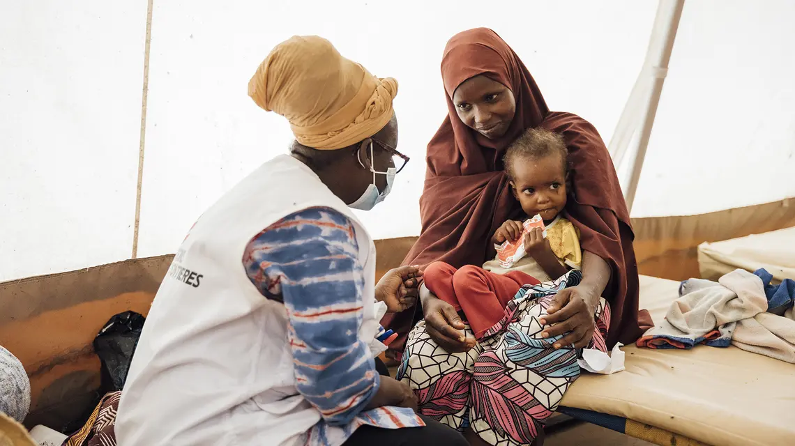 2-letnia Haoliza Ibrahim jest leczona z powodu niedożywienia w szpitalu Lekarzy bez Granic w Diffie. Niger 2022 r. // Fot. Oliver Barth / MSF