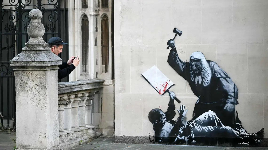 Graffiti Banksy'ego namalowane na ścianie Sądu Najwyższego Wielkiej Brytanii. Londynie, 9 września 2025 r. Justin Tallis / AFP / East News