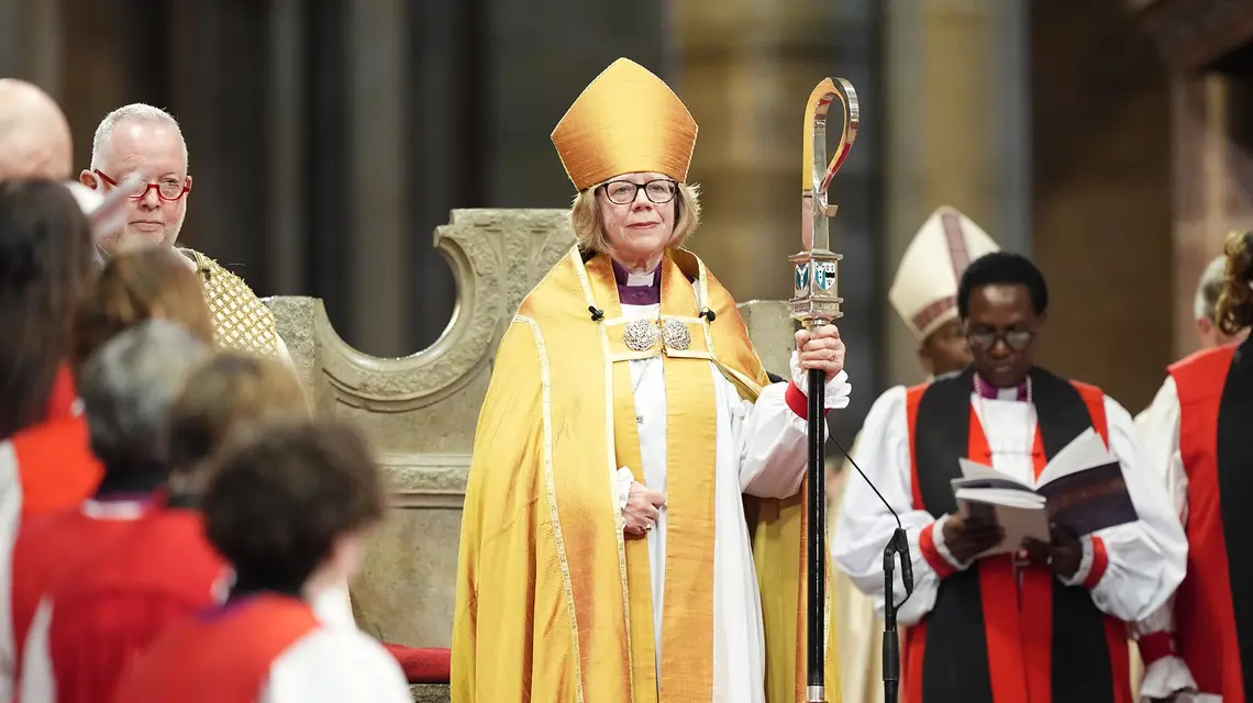 Sarah Mullally, arcybiskupka Canterbury podczas ceremonii intronizacji. Canterbury, Wielka Brytania, 25 marca 2026 r. // Fot. Jordan Pettitt / East News