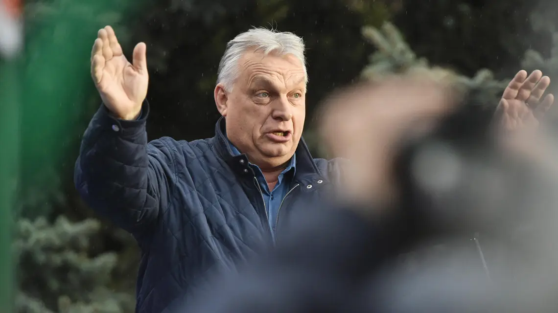 Viktor Orbán podczas wiecu wyborczego partii Fidesz w Pečel. Węgry, 28 marca 2026 r. // Fot. Balint Szentgallay / NurPhoto / Getty Images