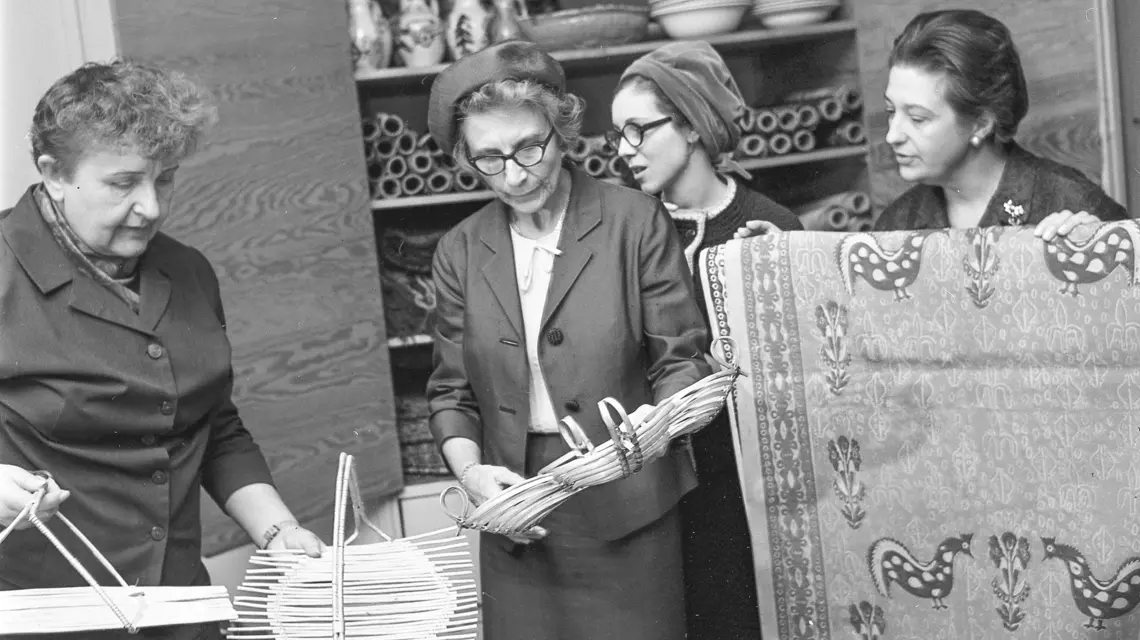 Wanda Telakowska (pierwsza z lewej), dyrektorka IWP, oprowadza po Instytucie małżonkę premiera Szwecji Ainę Erlander. Warszawa, 23 listopada 1967 r. // Fot. Bolesław Miedza / PAP