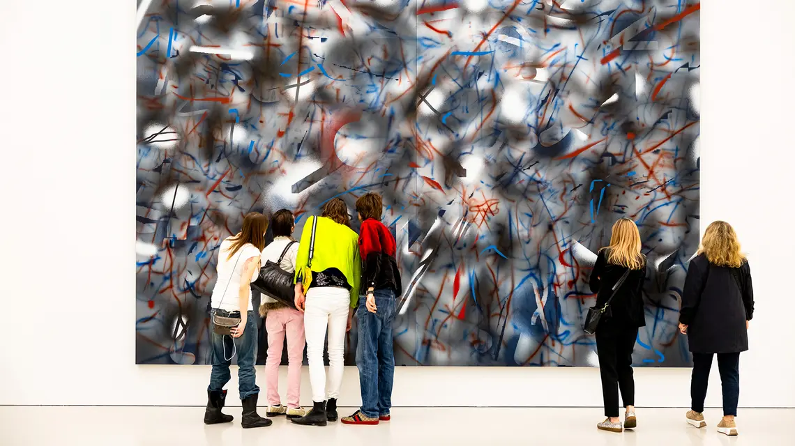 Widok wystawy „Kairos / Wariacje duchologiczne” Julie Mehretu, nz praca Julie Mehretu, „They departed for their own country another way” [Inną drogą powrócili do ziemi swojej], 2023 r., kolekcja Fundacji YAGEO (Tajwan) // materiały prasowe MSN