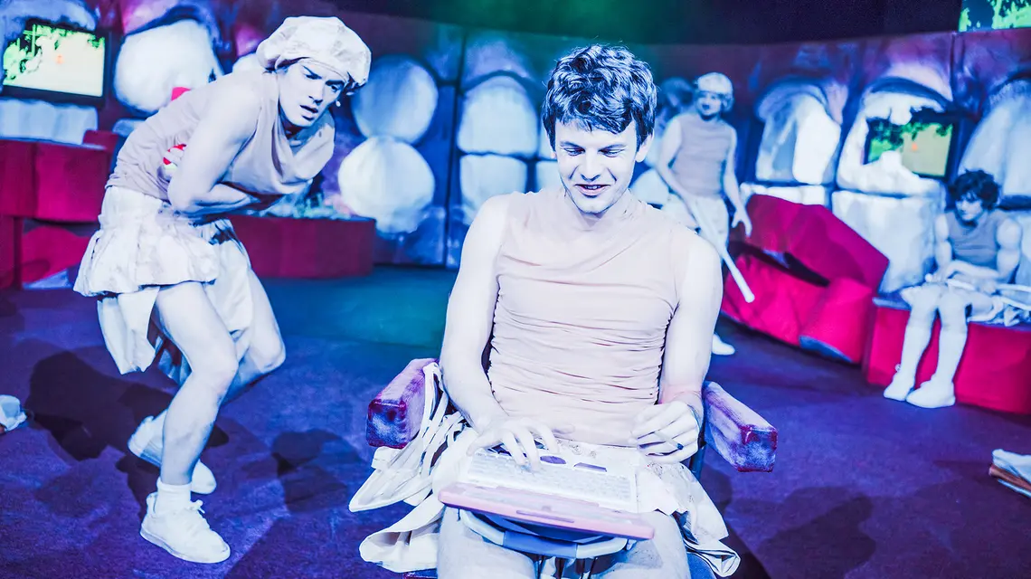 Spektakl "Niewyczerpany żart" Davida Fostera Wallace'a w reż. Kamila Białaszka // Fot. Karolina Jóźwiak / Archiwum Artystyczne Teatru Narodowego