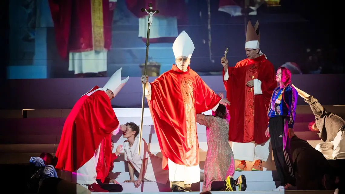 Scena ze spektaklu „Wyzwolenie”, reżyseria Maja Kleczewska. Kraków, 2026 r. // Fot. Bartek Barczyk i Jaonna Siwiec // Teatr im. Juliusza Słowackiego
