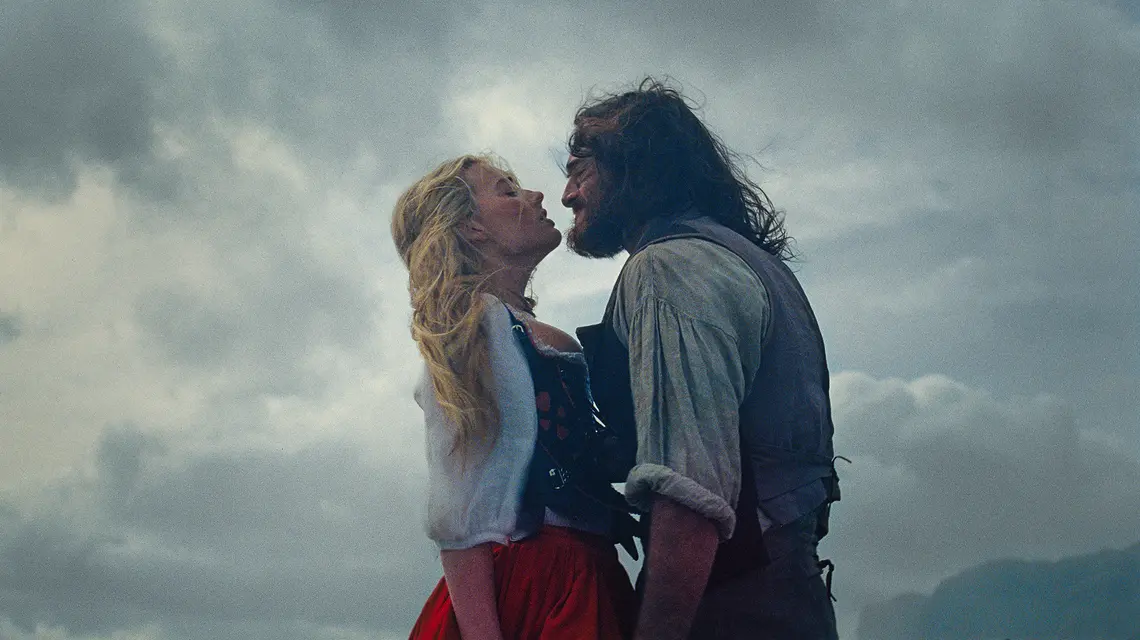Margot Robbie jako Catherine Earnshaw i Jacob Elordi jako Heathcliff w filmie „Wichrowe wzgórza”, reż. Emerald Fennell // Warner Bros // materiały prasowe