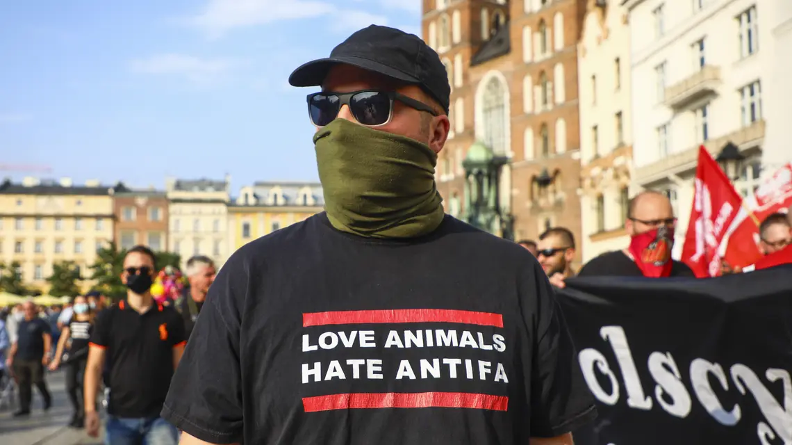 „Kocham zwierzęta, nienawidzę Antify". Na marszu prawicy, Rynek Główny, Kraków, sierpień 2020 r. // fot. Beata Zawrzel / NurPhoto / Getty Images